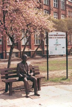 En 2001, la ville de Manchester dédie une statue à la mémoire d'Alan Turing