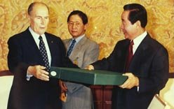 En 1993 à Séoul François Mitterand remet au président coréen Kim Young-sam un des volumes.