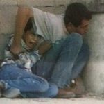 Le reportage de toutes les polémiques : le 30 septembre 2000, à Gaza, Mohammed Al-Dura va mourir sous les balles et dans les bras de son père. La position israélienne de Netzarim est soupçonnée d'avoir tué l'adolescent.