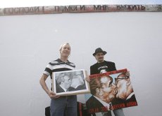 En 2009 à Berlin, le photographe Régis Bossu et le peintre Dmitriv Rubel présentent leur version du Baiser. (Source : Haut Tension)