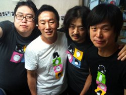 Les quatre animateurs : Kim Yong-min (Créateur et réalisateur de l'émission), Jeong Bong-ju (ancien député pour l'instant en prison), Kim Ou-joon (rédacteur en chef d'un journal satirique), Choo Chin-woo (journaliste d'investigation)
