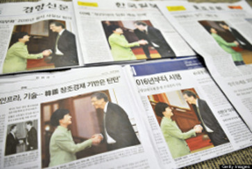 La presse coréenne le lendemain de la poignée de main entre la présidente Park et Bill Gates.