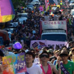 Hongdae se couvre des couleurs de l'arc-en-ciel le temps de la Gay Pride en ce samedi 1er juin (Â© : Hankyoreh)