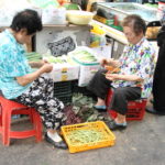 Sur un marché populaire du nord de Séoul, des "halmoni" (des grand-mères) apprêtent les légumes mis en vente (Séoul, 2013).