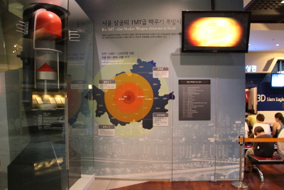 Un peu de pédagogie à la sortie de la salle consacrée aux incursions de la Corée du Nord au War Memorial. Quel serait l'impact de la bombe d'Hiroshima si elle tombait sur Séoul ? (Séoul, 2013).