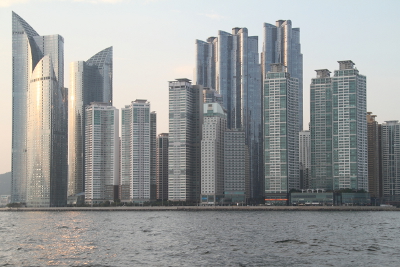 On construit toujours frénétiquement. Busan prend des allures de Manhattan mais beaucoup craignent l'explosion de la bulle immobilière (Busan, 2013).