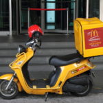 Les services de livraison sont redoutablement efficaces et gratuits. Même McDonald's se doit de livrer ses menus (Busan, 2013).