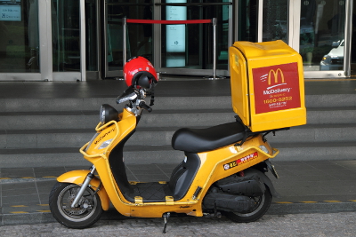 Les services de livraison sont redoutablement efficaces et gratuits. Même McDonald's se doit de livrer ses menus (Busan, 2013).